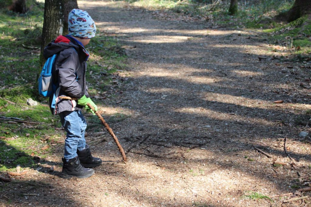 Gemeinsame Tätigkeiten in der Natur helfen zueinander zu finden.