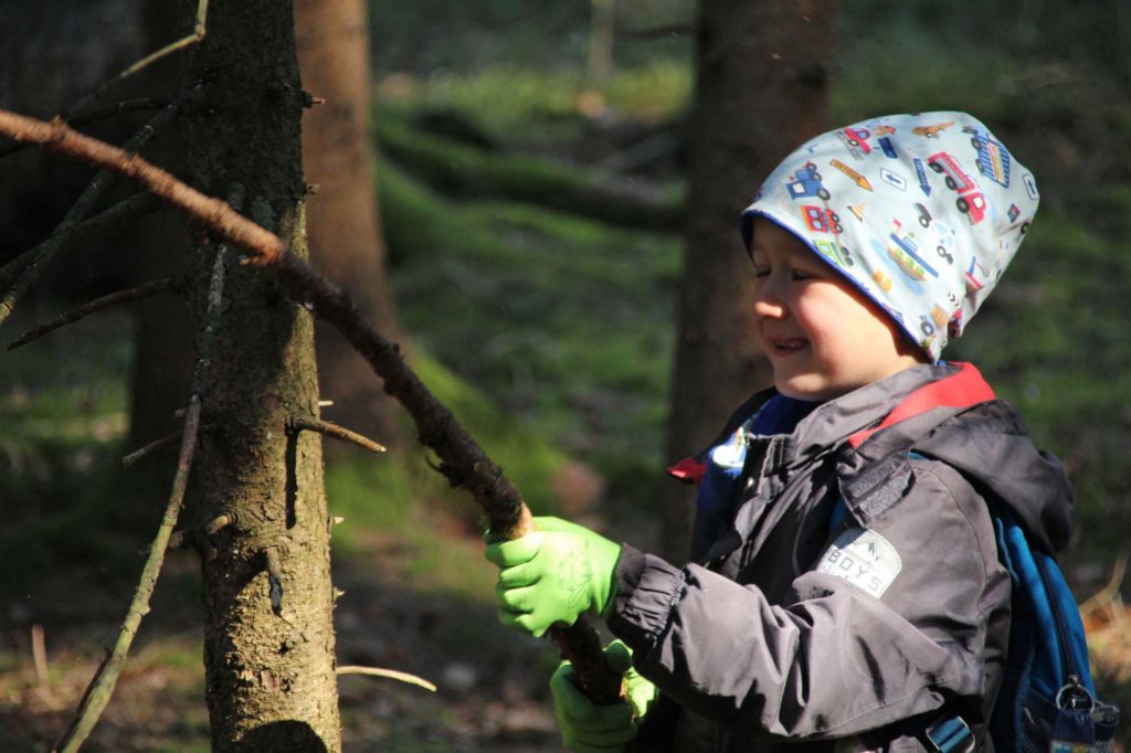 Gemeinsame Tätigkeiten in der Natur helfen zueinander zu finden.