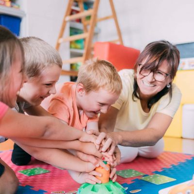 Kinder bei der Ergo fex Therapie mit Anglika Reichartzeder.