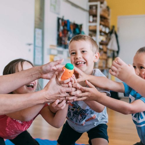 Kinder bei der Ergo fex Therapie mit Anglika Reichartzeder.